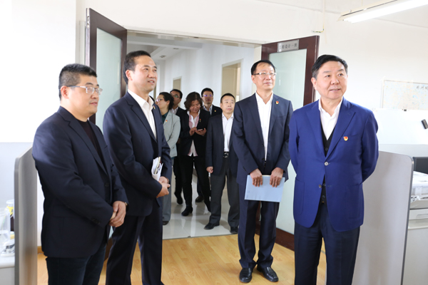资深总经理杨红,蒙牛集团党委书记吴文婷,集团党群工作部副部长衡虹